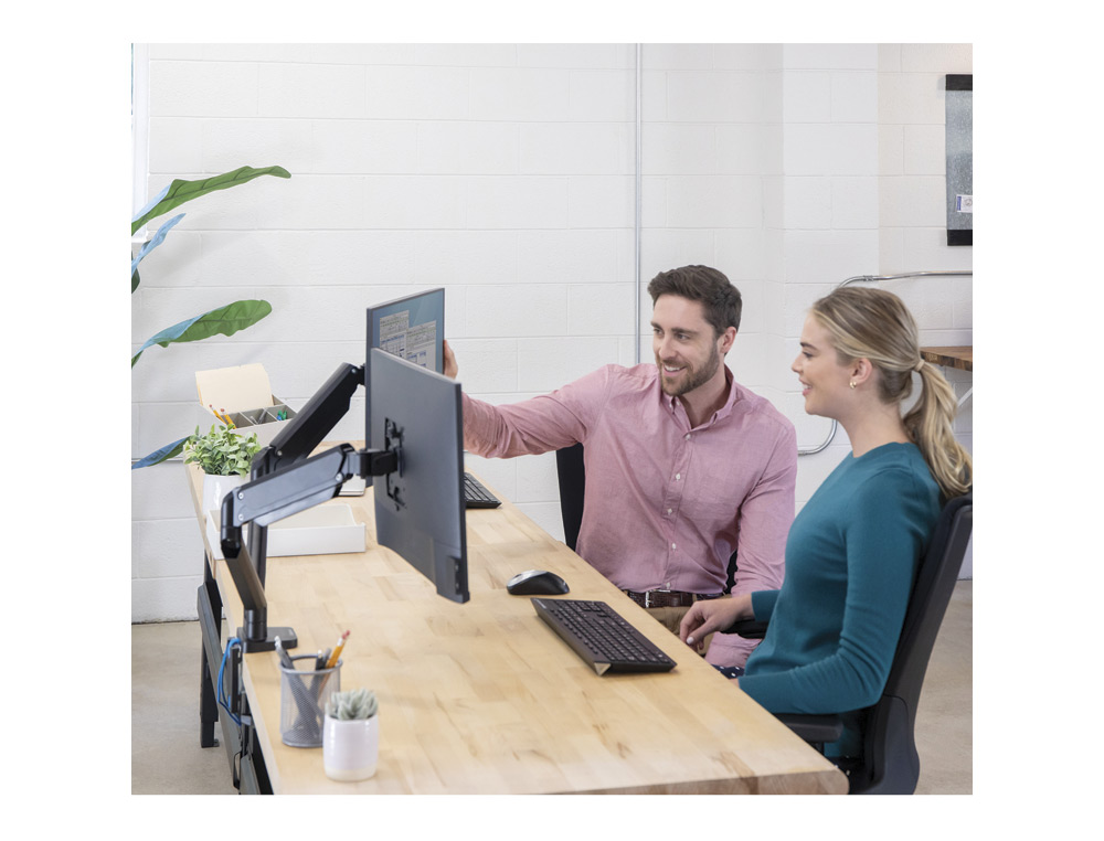 BRAZO PARA MONITOR FELLOWES PLATINUM AJUSTABLE EN ALTURA PARA DOS PANTALLAS NORMATIVA VESA HASTA 10 KG NEGRO